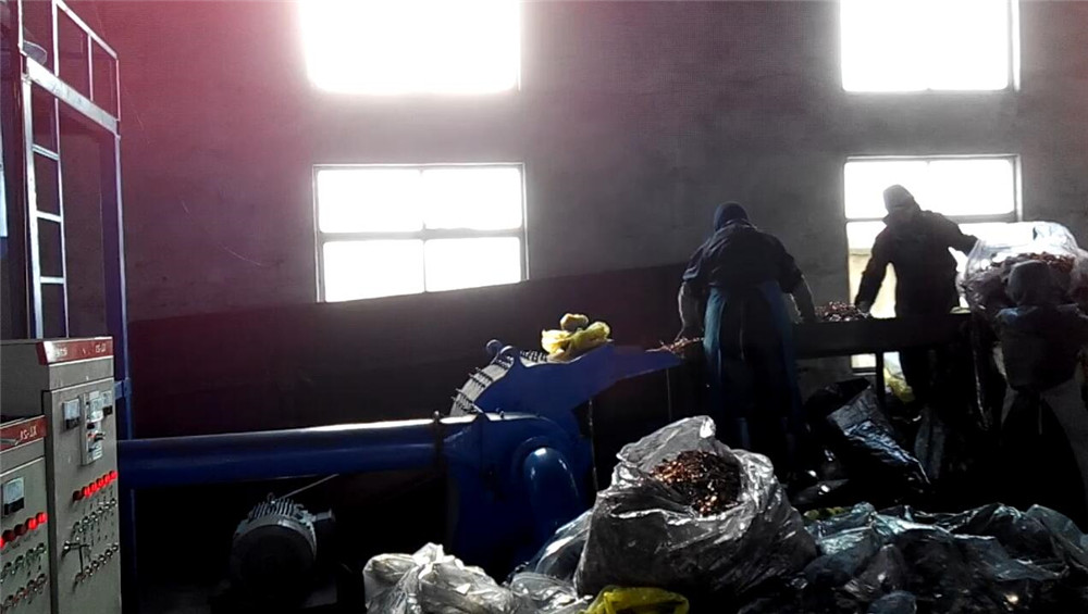 負極破碎處理設備現場.jpg 負極破碎處理設備現場.jpg